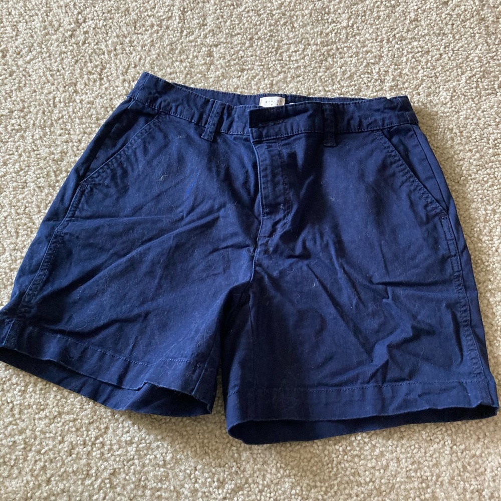 Navy kaki shorts.
